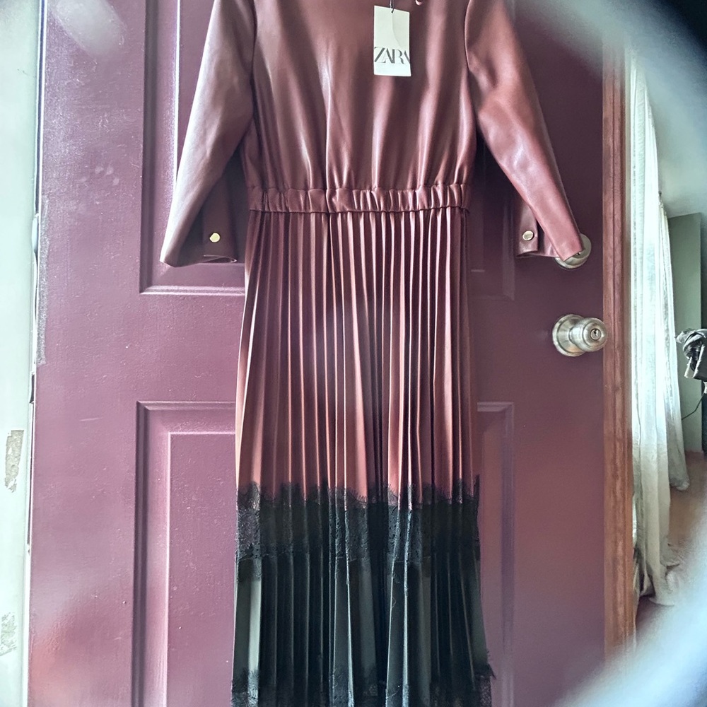 Elegant Zara Burgundy and Black lace Pleated Dress 👗